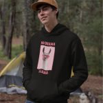 Schwarzer Hoodie mit einer Fotografie eines Lamas mit rosa herzförmiger Sonnenbrille auf einem rosa Hintergrundquadrat, darüber und darunter steht in rosa Großbuchstaben der Spruch „NO DRAMA LLAMA“.