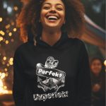Schwarzer Hoodie mit einem weißen Anker-Motiv, das von einem Banner mit dem Wort „Perfekt“ umschlungen wird, während darunter der Schriftzug „Unperfekt“ in einer verspielten Schrift steht.