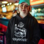 Schwarzer Hoodie mit einem weißen Anker-Motiv, das von einem Banner mit dem Wort „Perfekt“ umschlungen wird, während darunter der Schriftzug „Unperfekt“ in einer verspielten Schrift steht.