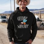 Schwarzer Hoodie mit der lustigen Illustration einer breit grinsenden Mücke mit hellblauen Flügeln und dem schwungvollen weißen Schriftzug „GEILER STECHER“.