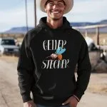 Schwarzer Hoodie mit der lustigen Illustration einer breit grinsenden Mücke mit hellblauen Flügeln und dem schwungvollen weißen Schriftzug „GEILER STECHER“.