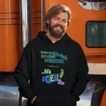 Schwarzer Hoodie mit dem bunten Schriftzug „Unterm Strich ist alles BESSER“, getrennt durch eine neongelbe Linie von dem unteren Spruch „JA VOLL GEIL hier“ und einer coolen Comic-Essiggurke mit Sonnenbrille.