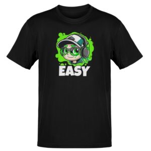 Schwarzes T-Shirt mit einer Comic-Figur, die ein Headset, eine Kappe und eine Brille trägt, vor einem giftgrünen Klecks-Hintergrund und dem großen weißen Schriftzug „EASY“.