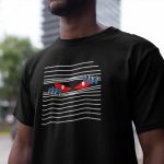 Schwarzes T-Shirt mit einer Illustration von leuchtend roten Augen und blauen Krallen, die zwischen den Lamellen einer weißen Jalousie hervorschauen.