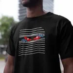 Schwarzes T-Shirt mit einer Illustration von leuchtend roten Augen und blauen Krallen, die zwischen den Lamellen einer weißen Jalousie hervorschauen.