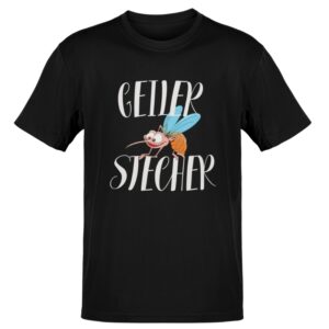 Schwarzes T-Shirt mit der lustigen Illustration einer breit grinsenden Mücke mit großen Augen und hellblauen Flügeln, umrahmt von dem geschwungenen weißen Schriftzug „GEILER STECHER“.
