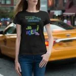 Schwarzes T-Shirt mit dem bunten Schriftzug „Unterm Strich ist alles BESSER“, getrennt durch eine neongelbe Linie von dem unteren Spruch „JA VOLL GEIL hier“ und einer coolen Comic-Essiggurke mit Sonnenbrille.