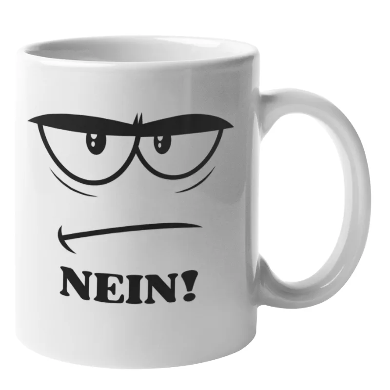 Weiße Kaffeetasse mit einem genervten Comic-Gesicht, das dicke Augenbrauen und einen schmalen Strichmund zeigt, ergänzt durch das groß geschriebene Wort „NEIN!“.