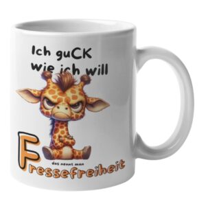 Weiße Kaffeetasse mit einer Illustration einer wütenden Giraffe mit verschränkten Armen und dem lustigen Spruch „Ich guck wie ich will – das nennt man Fressefreiheit“.