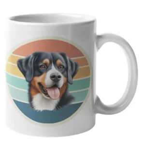 Weiße Keramiktasse mit rundem Retro-Motiv eines schwarz-braunen Hundes mit herausgestreckter Zunge vor einem gestreiften Hintergrund in warmen Vintage-Farbtönen.