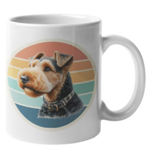 Weiße Keramiktasse mit rundem Retro-Motiv eines Terrier-Hundes mit markantem Bart vor einem gestreiften Hintergrund in warmen Vintage-Farbtönen.