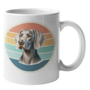 Weiße Keramiktasse mit rundem Retro-Motiv eines grauen Weimaraner-Hundes mit hängenden Ohren vor einem gestreiften Hintergrund in warmen Vintage-Farbtönen.