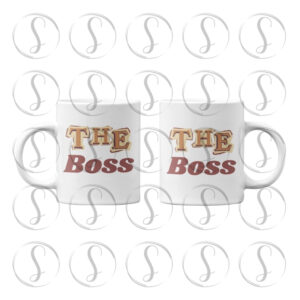 Weiße Keramiktasse mit seitlichem Henkel und dem mehrfarbigen Schriftzug „THE BOSS“ in Retro-Buchstaben auf der Vorderseite.