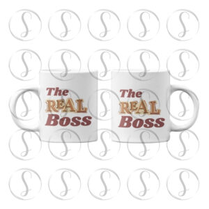 Weiße Keramiktasse mit seitlichem Henkel und dem mehrfarbigen Schriftzug „The Real Boss“ in Retro-Buchstaben auf der Vorderseite.