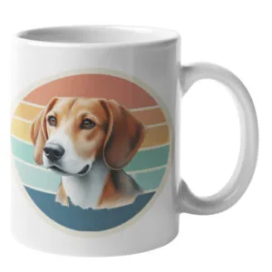 Weiße Keramiktasse mit rundem Retro-Motiv eines Beagle-Hundekopfes vor mehrfarbigem Streifenhintergrund in Pastell- und Vintage-Tönen.