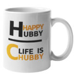 Weiße Keramiktasse mit der Aufschrift „Happy Hubby“ in Schwarz-Gold oben und „Life is Chubby“ in Gold-Schwarz unten, seitlich mit großem Henkel.