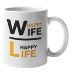 Weiße Keramiktasse mit dem Schriftzug „Happy Wife“ in Schwarz-Gold oben und „Happy Life“ in Gold-Schwarz unten, seitlich mit großem Henkel.