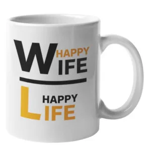 Weiße Keramiktasse mit dem Schriftzug „Happy Wife“ in Schwarz-Gold oben und „Happy Life“ in Gold-Schwarz unten, seitlich mit großem Henkel.