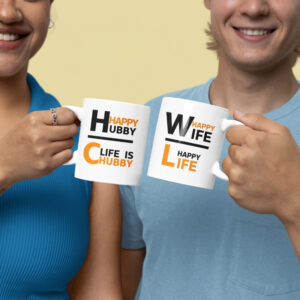Weiße Keramiktasse mit dem Schriftzug „Happy Wife“ in Schwarz-Gold oben und „Happy Life“ in Gold-Schwarz unten, seitlich mit großem Henkel.