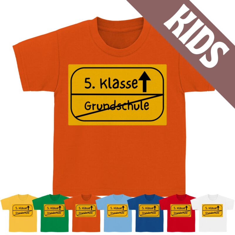 Kinder-T-Shirt mit einem großen, gelben Ortsschild-Aufdruck. Oben steht „5. Klasse“ mit einem Pfeil nach oben, unten ist „Grundschule“ durchgestrichen.